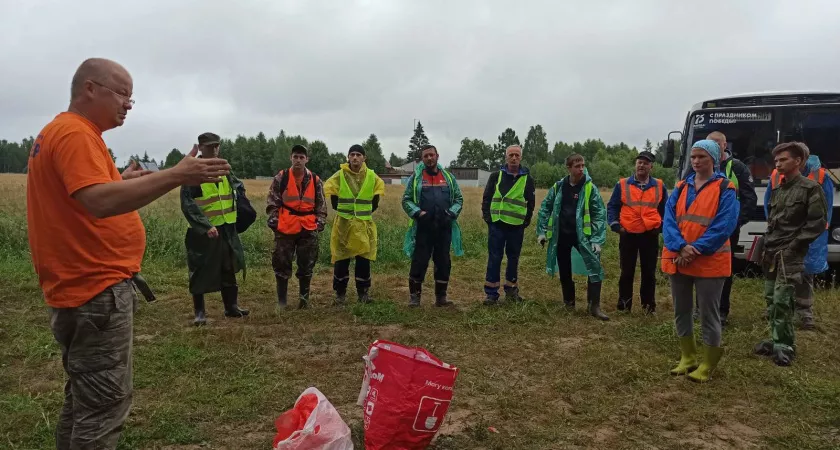 Фото к статье: Сотрудники воинской части больше суток ищут пропавшего в лесу пенсионера
