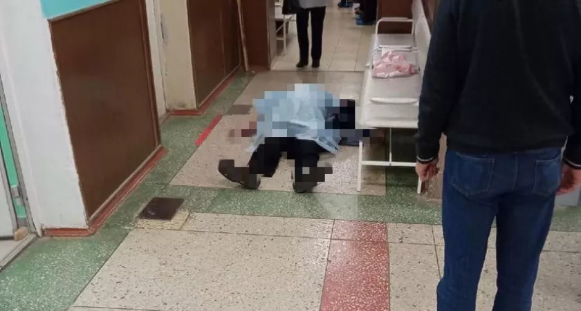 Фото к статье: В соцсетях выложили фото с бесхозным трупом в коридоре больницы №30