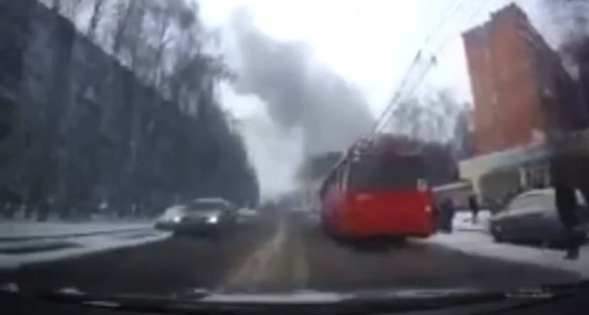 Пассажиров задымившегося на ходу троллейбуса в Нижнем Новгороде эвакуировали