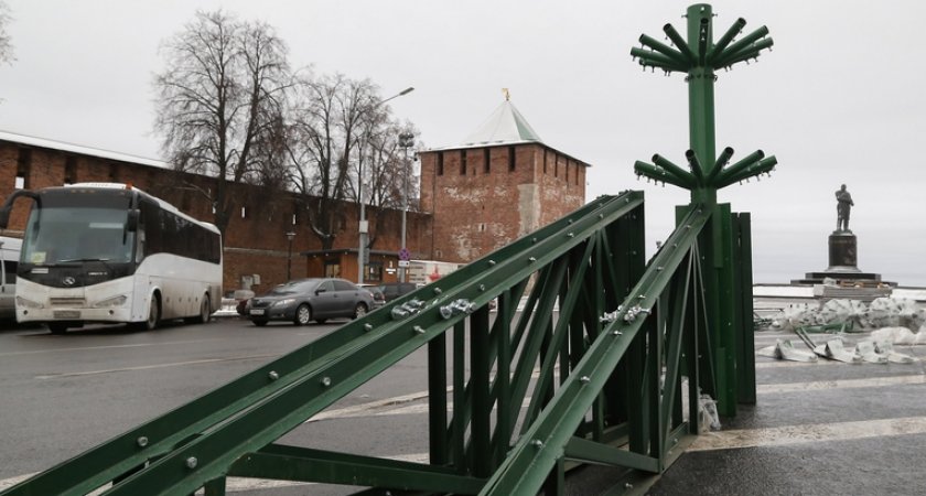 Новогоднюю елку начали устанавливать на центральной площади Нижнего Новгорода