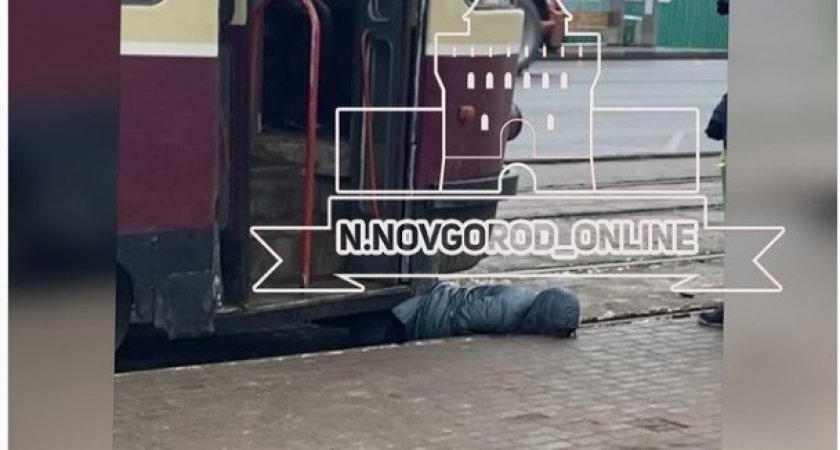 Женщина чудом выжила, попав под двинувшийся с места трамвай в Нижнем Новгороде