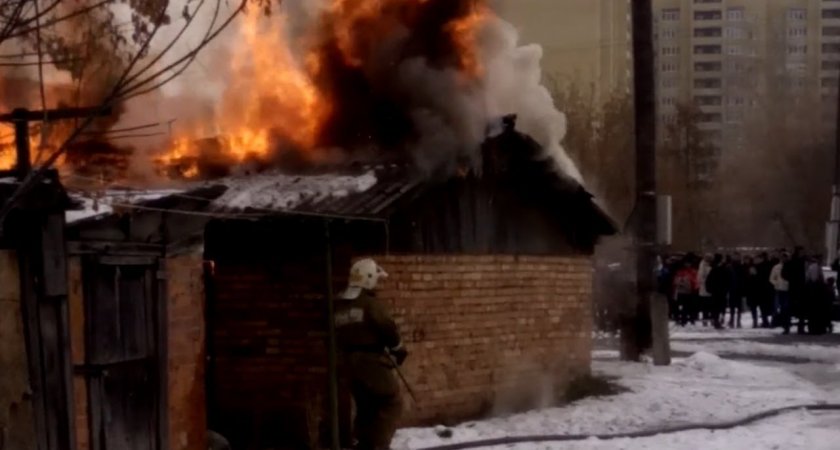 В Нижегородской области трое человек пострадали в загоревшемся гараже поздним вечером