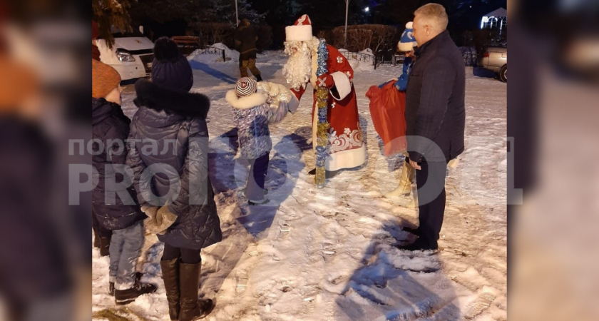 Дети из нижегородской глубинки получили подарки, которые загадали у Деда Мороза