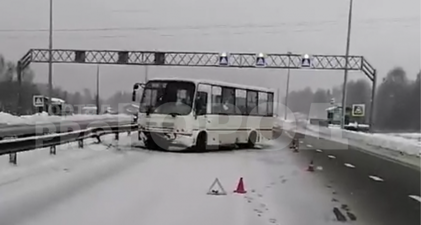 Полный людей автобус занесло на трассе под Нижним: есть пострадавшие