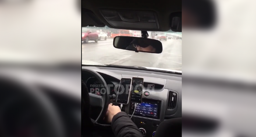 В Нижнем Новгороде таксист выгнал женщину с ребенком на мороз из-за масочного конфликта 