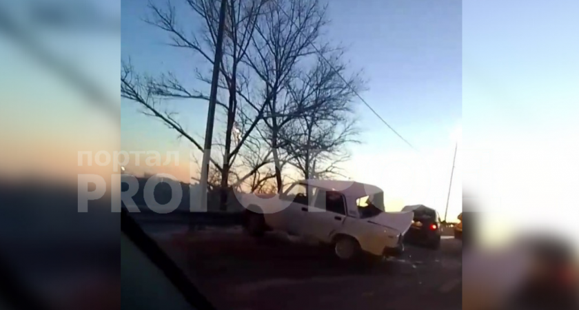 Водитель "Жигули" устроил массовое ДТП на Борском мосту      