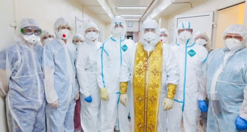Митрополит посетил «красную зону» больницы в Нижнем Новгороде