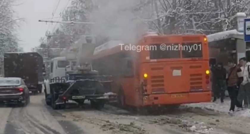 Автобус задымился от удара автовышки: пассажиры выбежали из транспорта