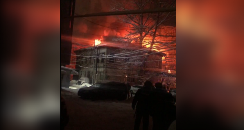 В центре Нижнего Новгорода горит жилой дом (видео)