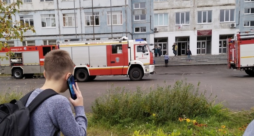 700 детей эвакуировали пожарные из школы в Дзержинске