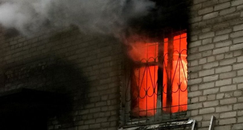 Многоэтажный дом в Нижнем Новгороде эвакуировали из-за поджога двери: один пострадал