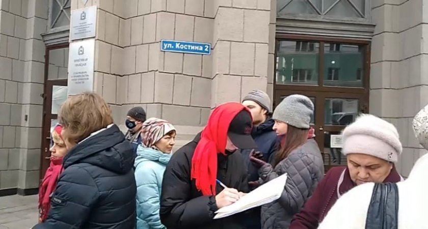 Нижегородцы отнесли собранные подписи против QR- кодов в приемную губернатора