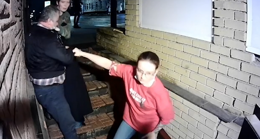 Три хрупких девушки задержали преступника в кафе