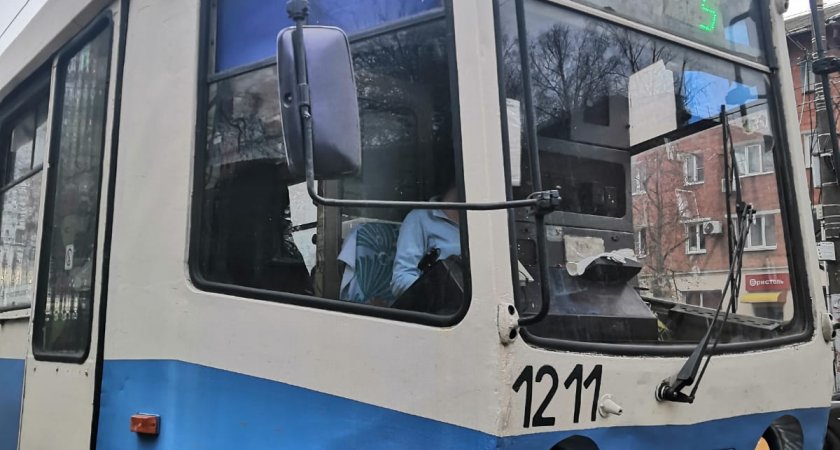 Перепалка пассажирки без маски с кондуктором в нижегородском трамвае попала на видео