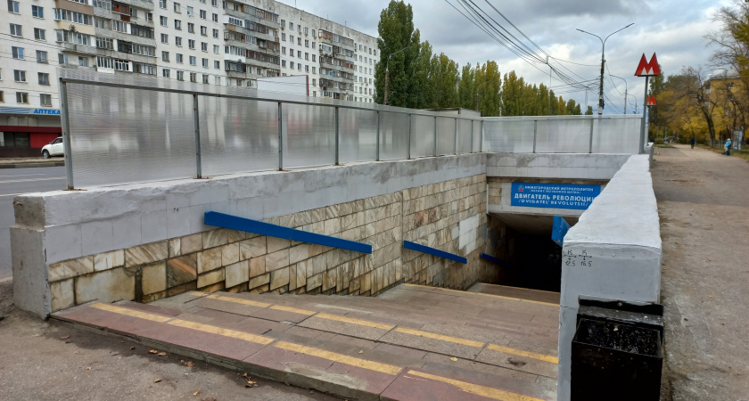 Над входом в нижегородское метро появились пластиковые ограждения 