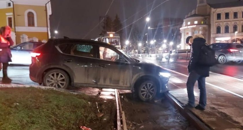 Дорожная ловушка в центре Нижнего Новгорода: водители калечат машины 
