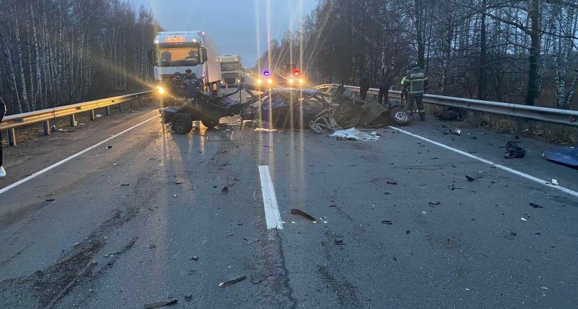 Три грузовика и легковушка столкнулись в Лысковском районе: есть погибшие и раненые
