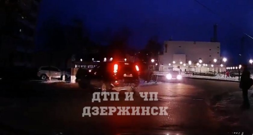 Наезд внедорожника на мужчину с ребёнком в Дзержинске попал на видео