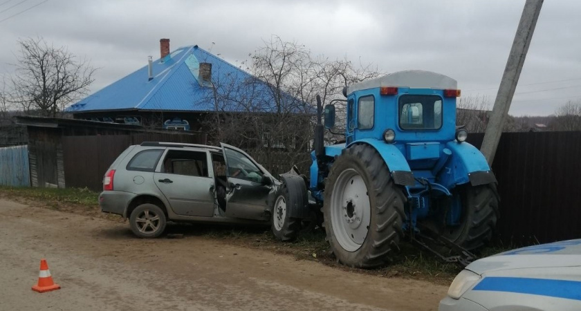 Водитель врезался в стоящий трактор и погиб в Уренском районе