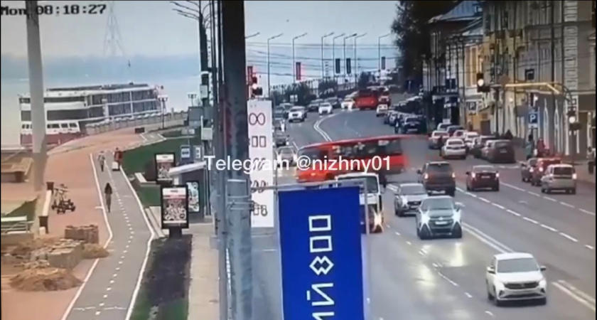 Авария с маршруткой, протаранившей ограждения, попала на видео