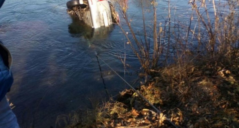 В Нижегородской области водитель упал в реку и погиб 