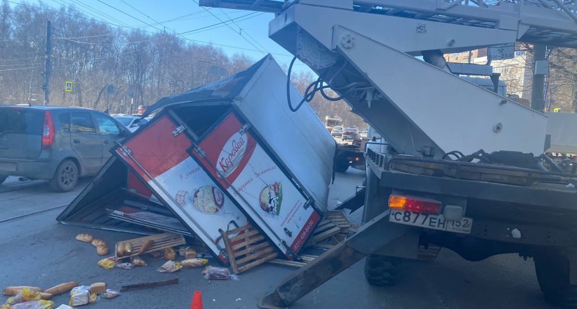 Невнимательный водитель "Каравая" рассыпал хлеб на дороге