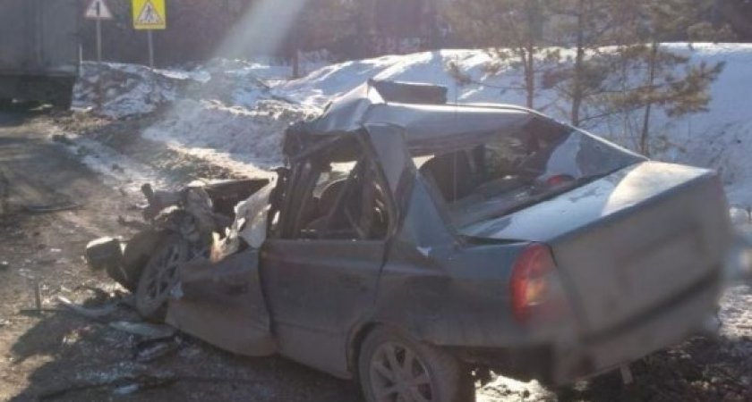 Водитель иномарки погиб после столкновения с авто на обочине на Бору