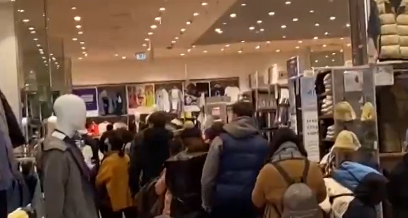 Нижегородцы снова стоят в очереди в закрывающиеся магазины  