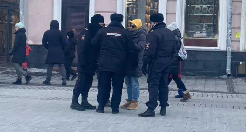 Фото к статье: Новый одиночный пикет прошел на Покровке: против кого выступил нижегородец 
