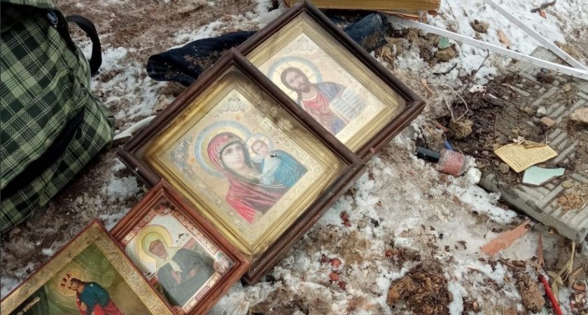 Потеряли веру: православные иконы оказались на помойке в Арзамасе