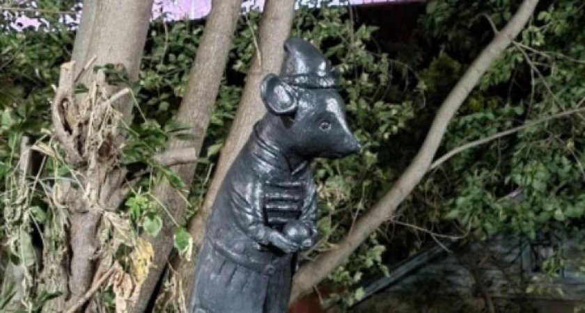 Скульптуры мышей из Почаинского оврага пережили зиму, но справиться с вандалами не смогли
