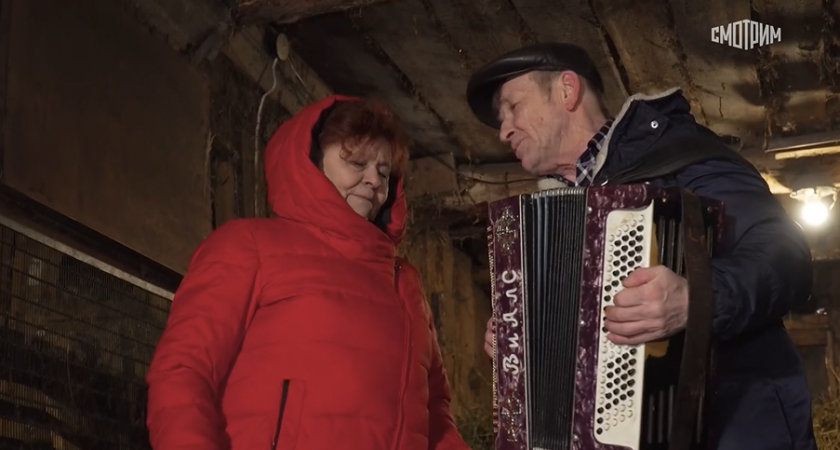 Нижегородская пара сочиняет колоритные песни и записывает видео на фоне ковров 