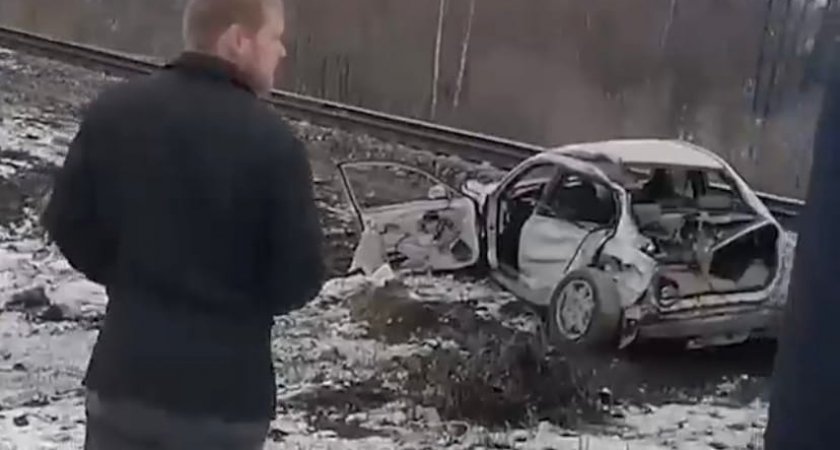 Нижегородская электричка снесла авто на переезде: пассажиры вылетели из машины от удара 