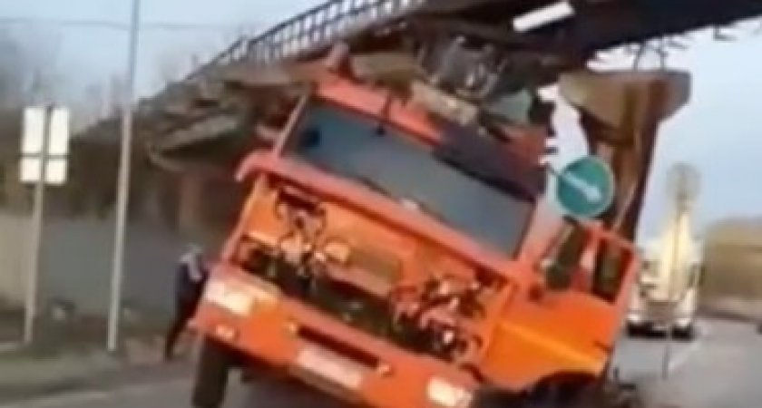 Грузовик не протиснулся под эстакадой рядом с Корундом