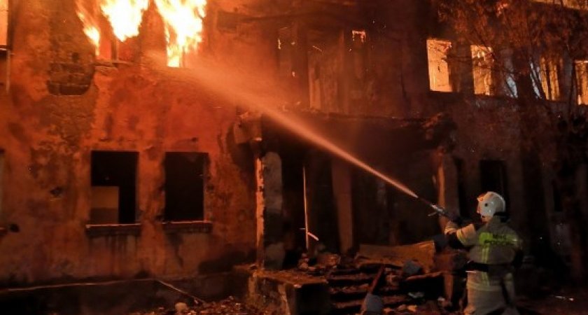 Бывший коммунальный дом загорелся в Кстово 