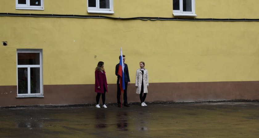 Учебная неделя в нижегородских школах началась с поднятия флага