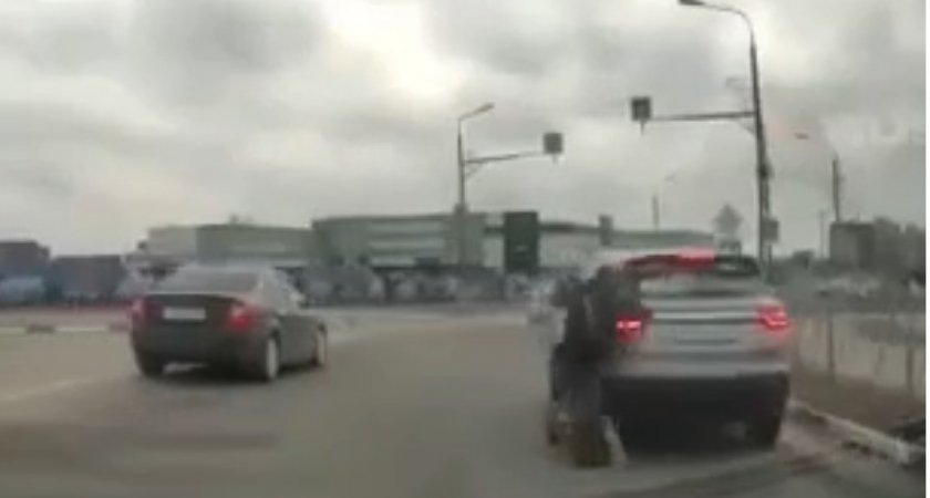 Самокатчик влетел в авто на трассе в Нижнем Новгороде