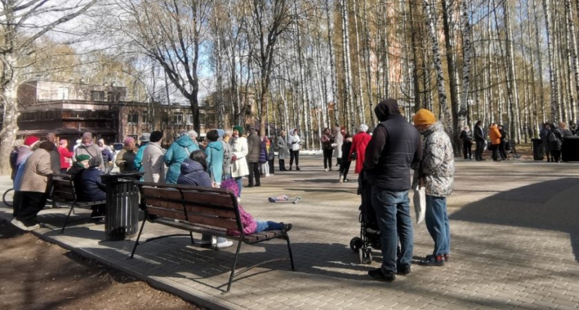 В скверах Нижнего Новгорода поют военные песни