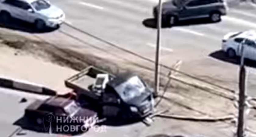 Пьяный водитель без прав влетел в Газель, а после сбил пешехода в Нижнем Новгороде 