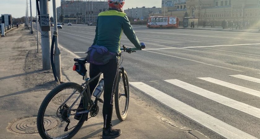 На улицах Нижнего Новгорода инспекторы ГИБДД проводят беседы с велосипедистами 