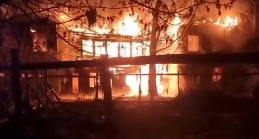 В Арзамасе загорелся двухэтажный дом