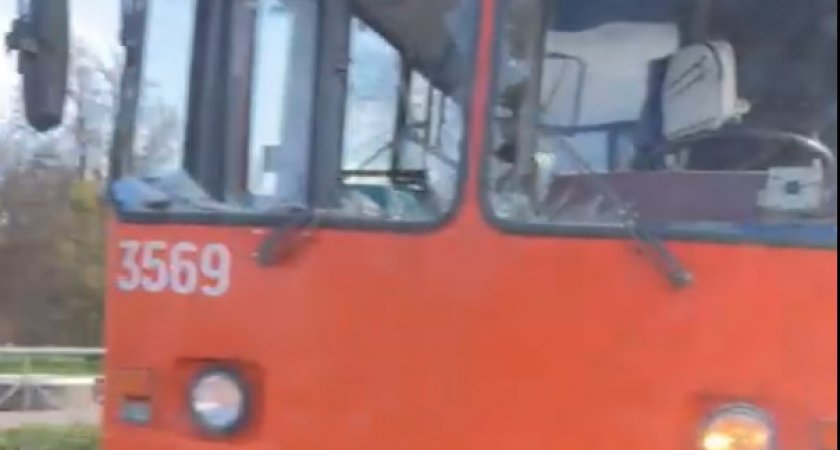Грузовик врезался в троллейбус с пассажирами в Нижнем Новгороде