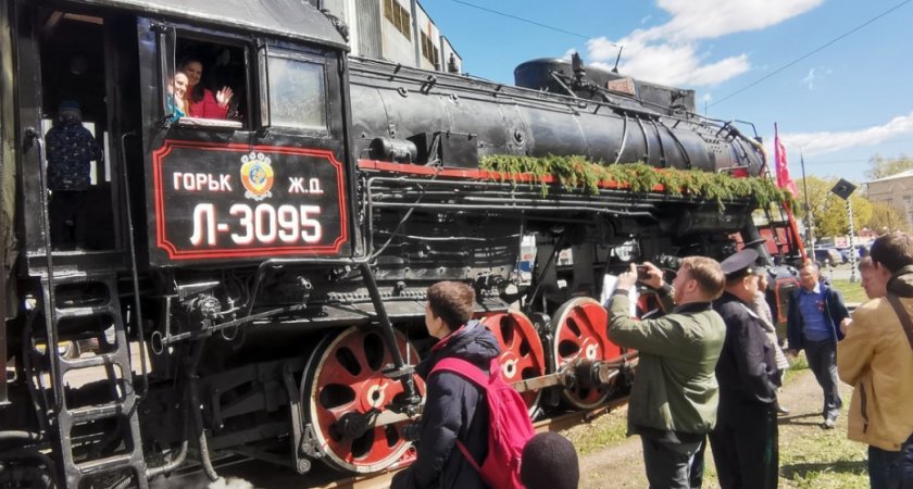 Жители Нижнего Новгорода торжественно встретили поезд Победы