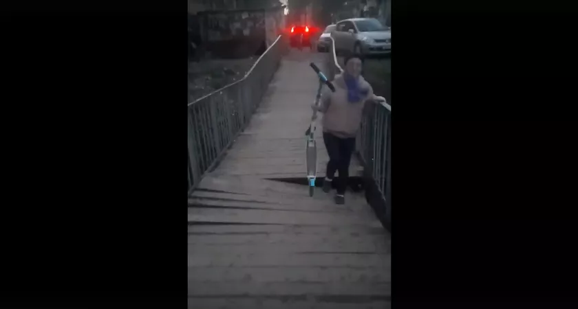 Фото к статье: Жители Советского района жалуются на рушащийся пешеходный мост