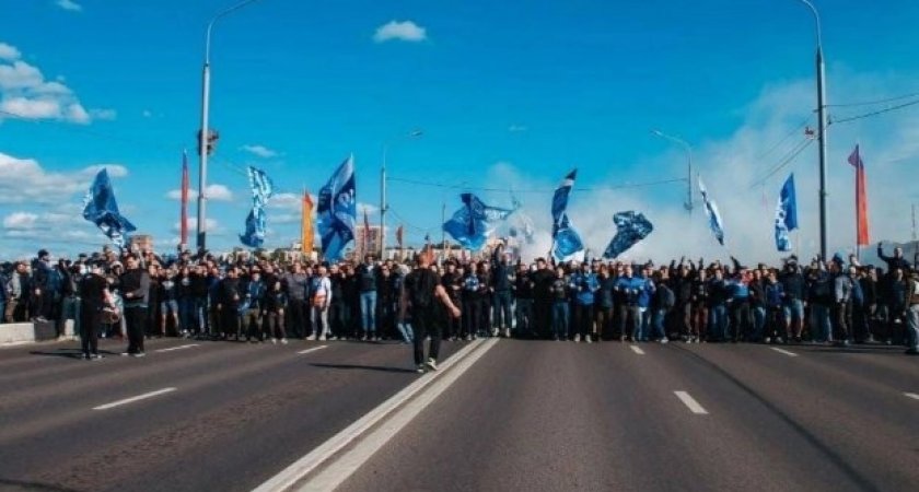 Болельщиков "Зенита" арестовали после шествия по мосту в Нижнем Новгороде