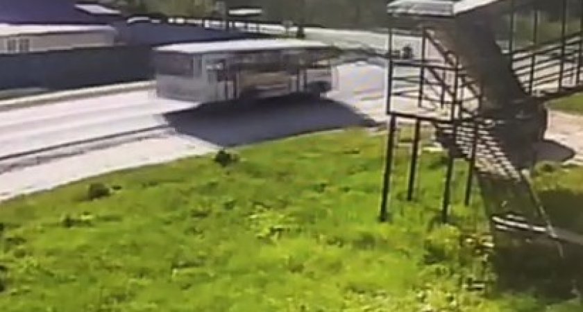 Мотоциклист без прав въехал в пассажирский автобус в Семенове