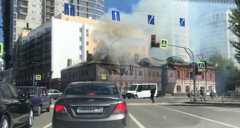 Старинный дом горит в центре Нижнего Новгорода