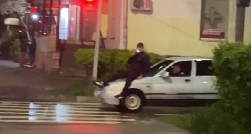 В Дзержинске подросток проехал на капоте: "Просто вы не умеете веселиться"