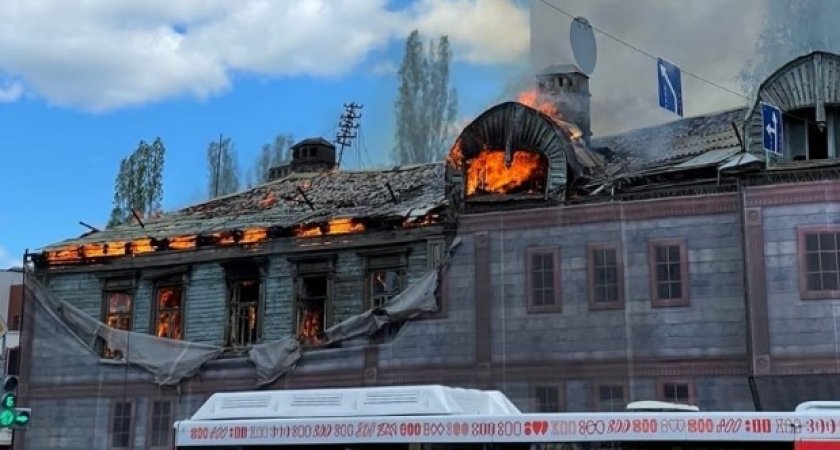 Старинный дом горел на Большой Печёрской в Нижнем Новгороде