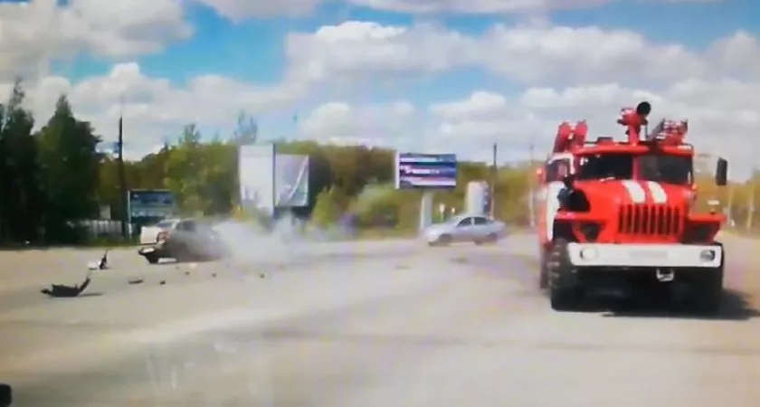 Фото к статье: Водитель легковушки протаранил пожарную машину в Заволжье